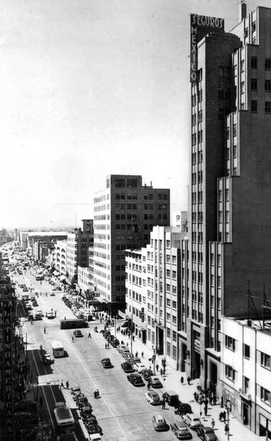 La avenida San Juan de Letrán, hoy el Eje Central, vista desde el cruce con Madero en los años cuarenta. Destaca el edificio de Seguros México, que fue reducido tras los sismos de 1985 y hoy alberga la "Friki Plaza"; a la izquierda se encuentra la marquesina del cine "Cinelandia". Foto: Colección Villasana.