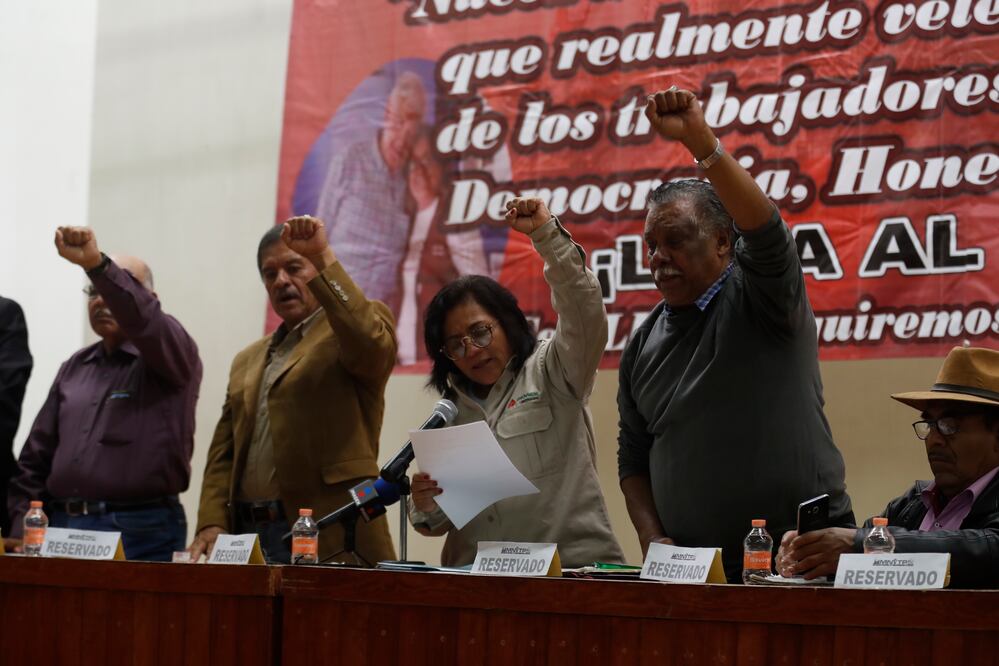 En agosto integrantes del Movimiento Nacional de Transformación Petrolera exigieron la destitución de Carlos Romero Deschamps (ARCHIVO. EL UNIVERSAL)