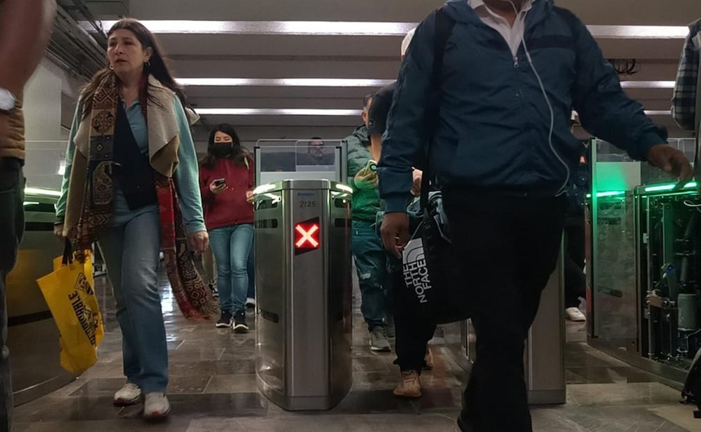 El Metro lleva a cabo trabajos de sustitución de torniquetes por nuevas puertas móviles. Foto: Especial