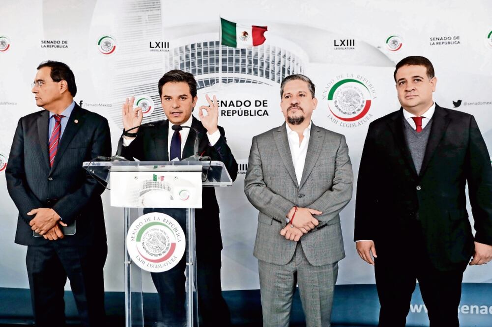 El senador Ángel Benjamín Robles, el vicecoordinador del PT, Zoé Robledo, y el legislador Luis Humberto Fernández ayer en la sede del Senado. (ARCHIVO EL UNIVERSAL)