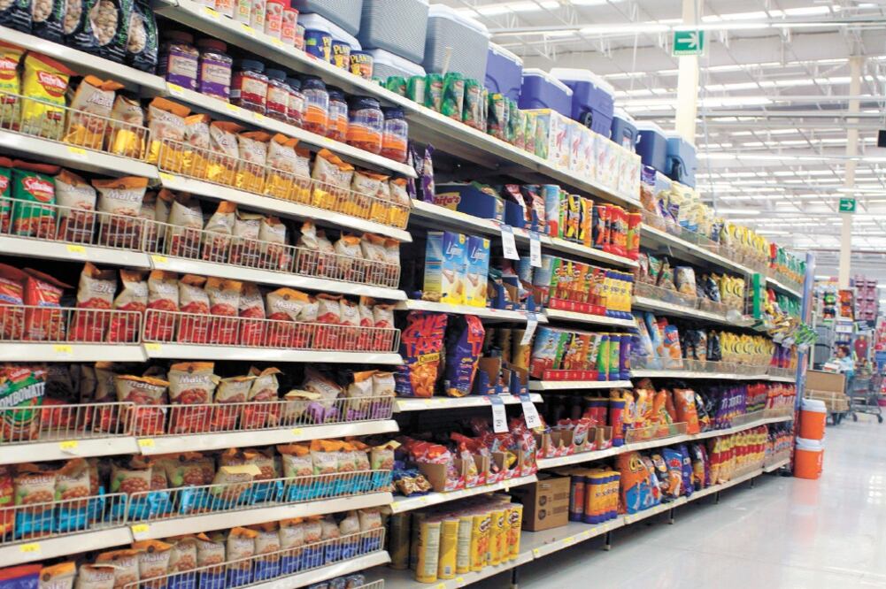 La mayoría de los productos de consumo popular y cotidiano tendría un sello negro con alerta, dijo Lorena Cerdán, directora de ConMéxico. Foto: ARCHIVO EL UNIVERSAL