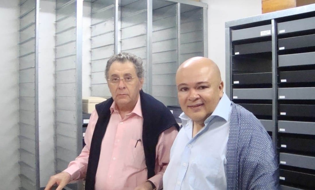 En Granada, 2010, revisando los manuscritos de Manuel de Falla en la bóveda de su Casa-museo/ Lázaro Azar