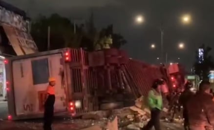 Reportan volcadura de tráiler sobre Periférico Oriente y Avenida 5 de Mayo en Iztapalapa 