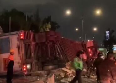 Reportan volcadura de tráiler sobre Periférico Oriente y Avenida 5 de Mayo en Iztapalapa