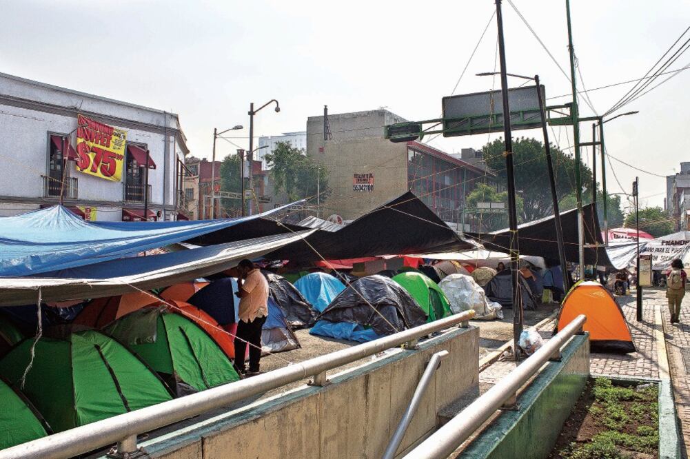 En el plantón de la calle Bucareli hay principalmente profesores de Guerrero, Oaxaca, Michoacán y Chiapas (JENIFER NAVA. EL UNIVERSAL)