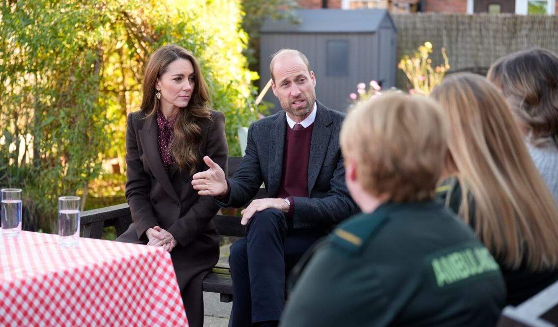 El príncipe Guillermo de Inglaterra y Kate Middleton hablan con miembros de los servicios de emergencia durante una visita al Centro Comunitario de Southport para reunirse con los trabajadores de rescate y las familias de las personas atrapadas en el ataque con cuchillo de Southport este 10 de octubre de 2024. Foto: AP