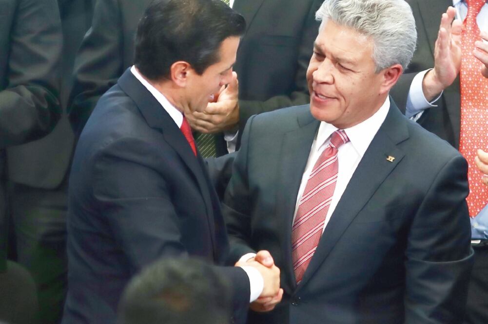 El presidente Enrique Peña Nieto, junto con David Penchyna, director general del Infonavit, durante la realización de la 115 asamblea general del instituto. (LUCÍA GODÍNEZ. EL UNIVERSAL)