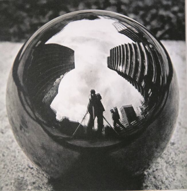 Autorretrato en Ciudad, Ciudad de México, ca. 1960. Foto: Del libro Nacho López, fotógrafo de México, Museo del Palacio de Bellas Artes, 2016.