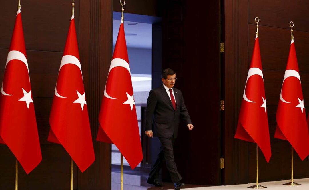 Ahmet Davutoglu, primer ministro en funciones comentó en rueda de prensa que espera formar un Gobierno interino en el plazo de cinco días (Foto: Reuters)