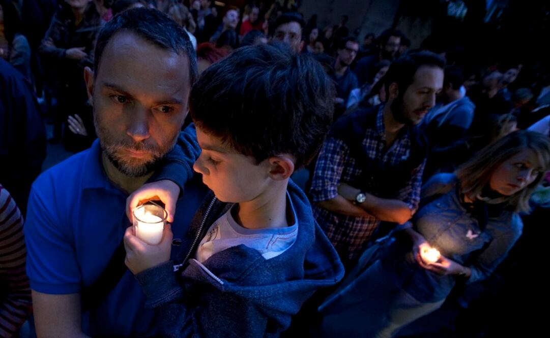 Vigilia realizada en la embajada de Francia en México (Foto: AP)