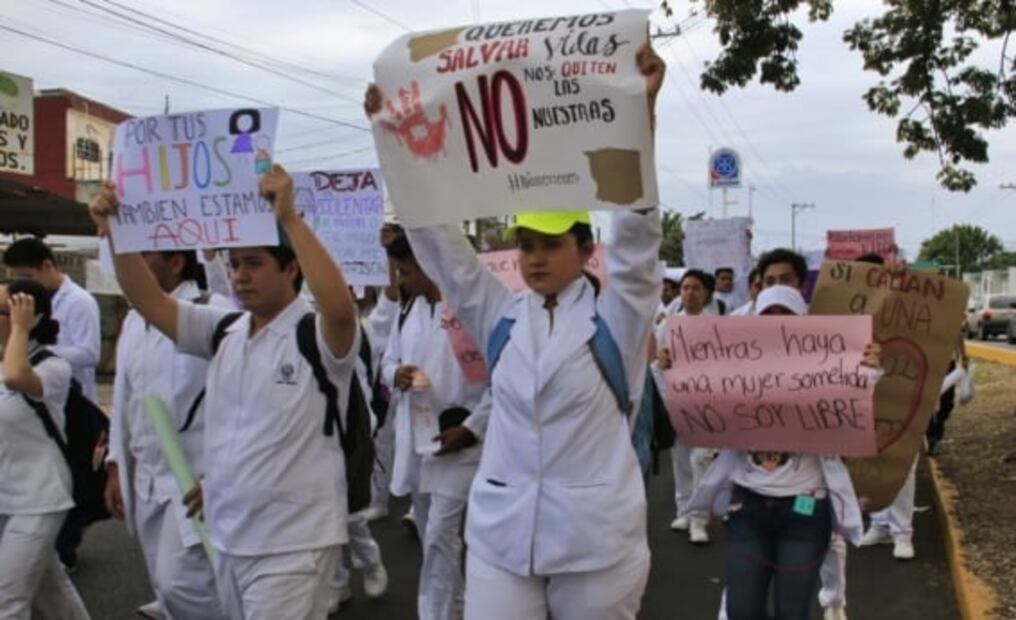 Marchan estudiantes en Tabasco por ataque a compañera; exigen seguridad