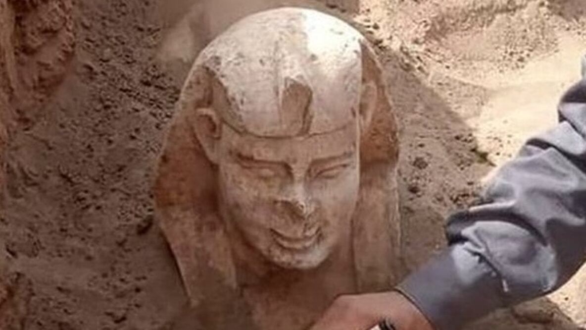 La esfinge de piedra caliza tiene una "cara sonriente y dos hoyuelos" y se cree que representa al emperador romano Claudio. Foto: EPA