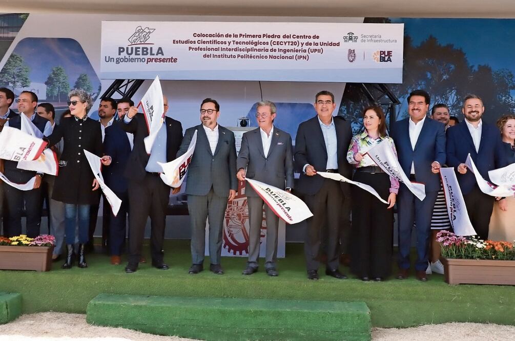 El gobernador Sergio Salomón y el director del IPN, Arturo Reyes, dieron el banderazo de inicio de la construcción del proyecto educativo. Foto: Especial
