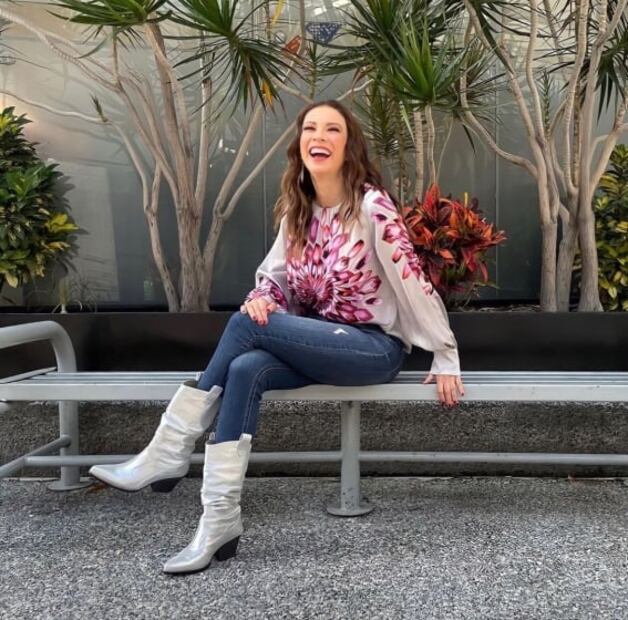 Ingrid Coronado se une a la tendencia de las botas metalizadas