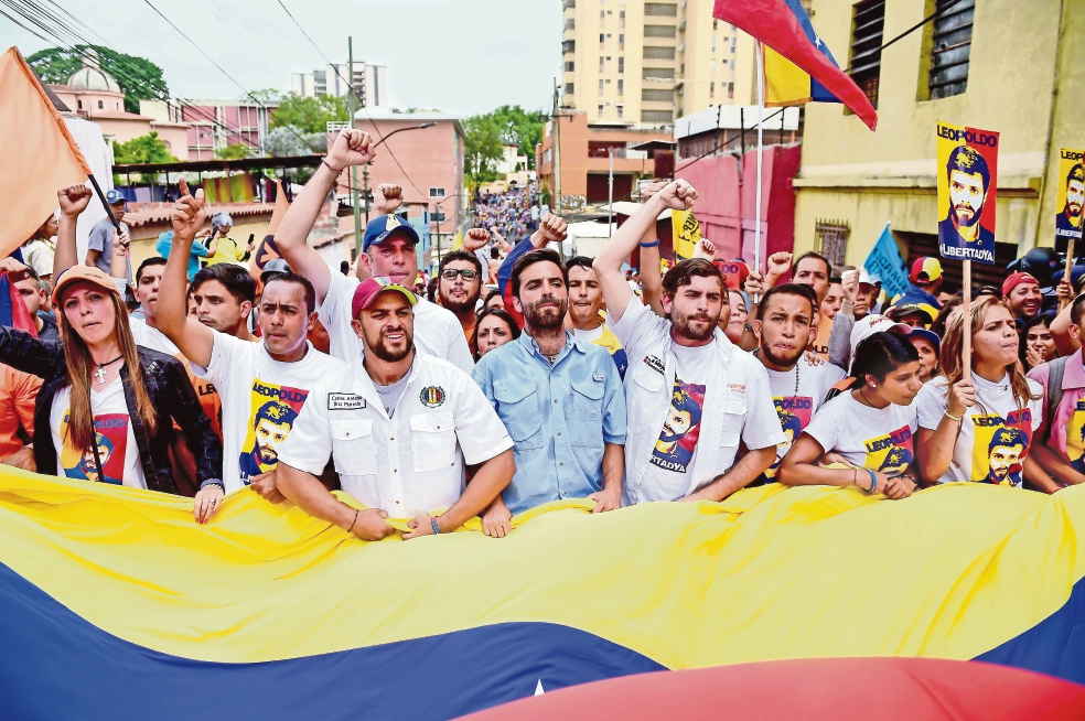 La manifestación contra el gobierno de Nicolás Maduro fue frenada ayer por elementos de la policía pocos kilómetros antes de que llegara a la cárcel de Ramo Verde (RONALDO SCHEMIDT. AFP)
