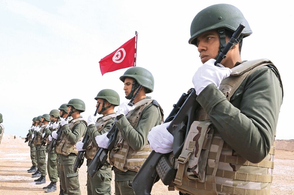 Soldados cerca de la frontera con Libia cerca de Ben Guerdane en Túnez, donde ayer presuntos yihadistas atacaron un cuartel y una comisaría (MOHAMED MESSARA. EFE)