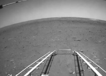 Las primeras imágenes tomadas por Zhurong, el robot de China que aterrizó en Marte