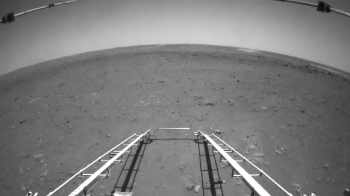 Las imágenes frontales muestran el paisaje llano de Utopia Planitia. Foto: CNSA 