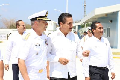 Inaugura gobierno y Semar la estación naval La Placita  