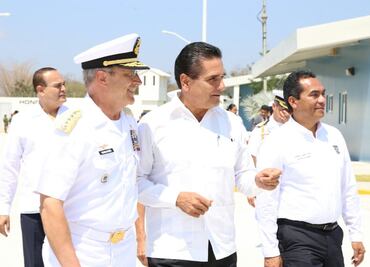Inaugura gobierno y Semar la estación naval La Placita