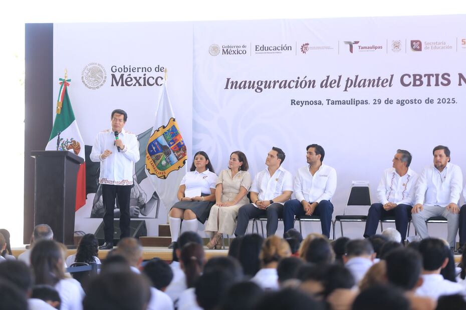 Mario Delgado Carrillo, secretario de la SEP, junto al gobernador de Tamaulipas, Américo Villarreal Anaya, inaugura plantel educativo.