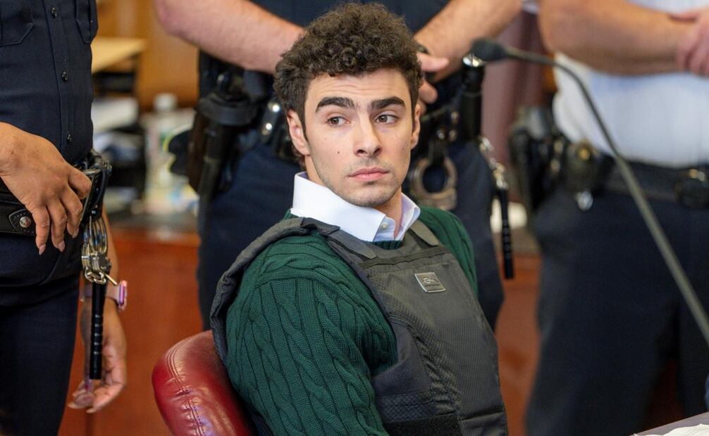 Luigi Mangione, acusado de matar al director general de UnitedHealthcare, Brian Thompson, durante una audiencia en un tribunal de Nueva York, el 21 de febrero de 2025. Foto: AP
