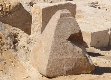 Hallan pequeña pirámide de granito rosado en El Cairo