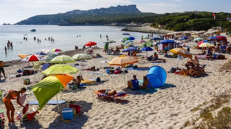 Turistas enfrentan pena de prisión por llevarse "recuerdo" de playa de Italia 