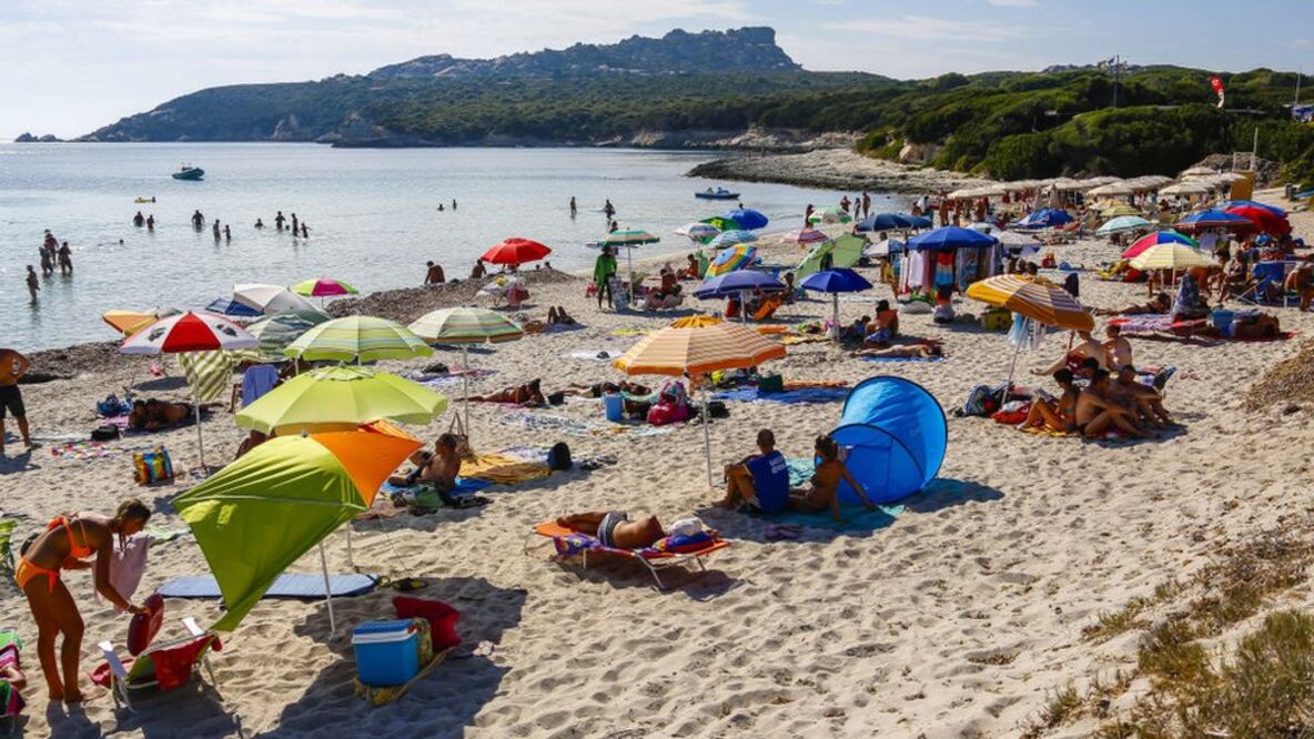La arena blanca de las playas de Cerdeña es considerada un bien público (Foto: Getty Images)