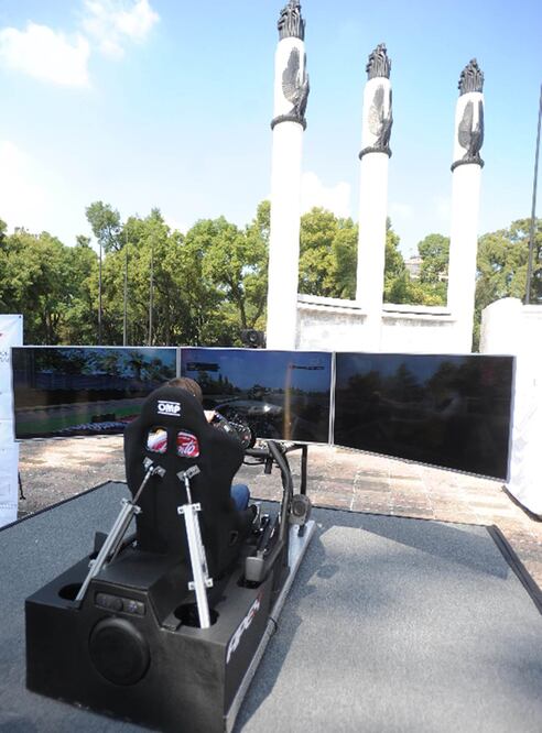 Se colocó un simulador de Fórmula Uno frente al Monumento a los Niños Héroes en el Bosque de Chapultepec (CORTESÍA INDEPORTE)