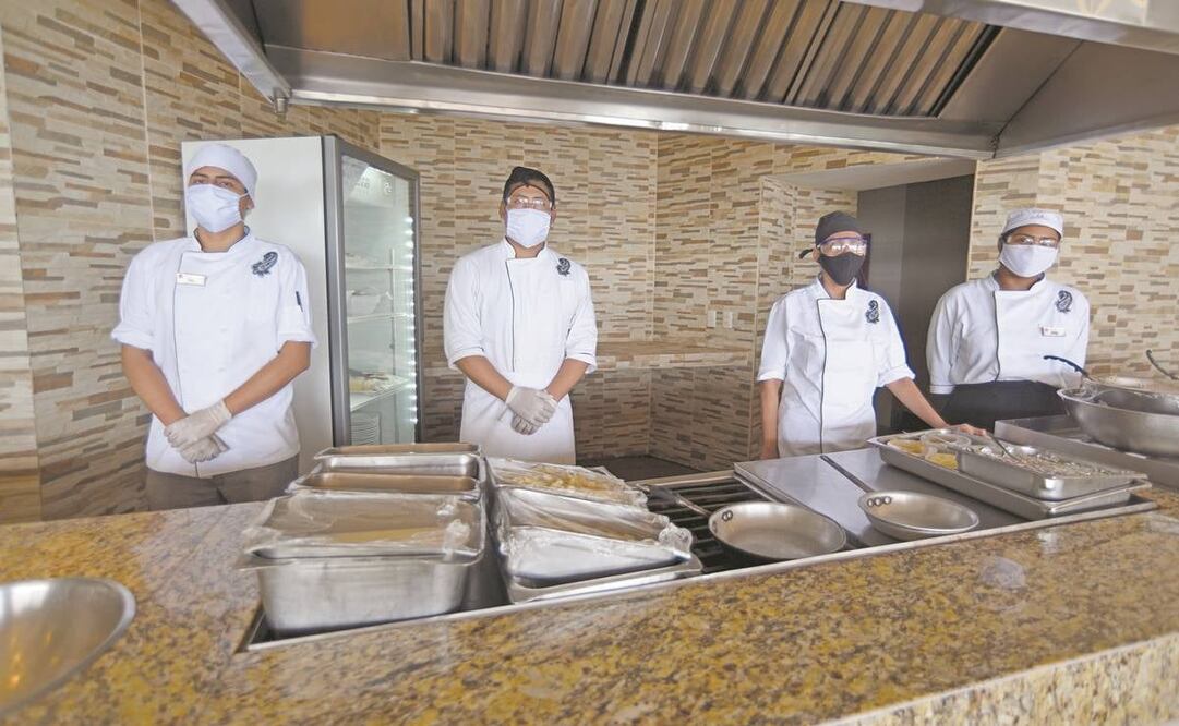 El comedor provisional que se instaló laboró por tres meses consecutivos, desde el inicio de la pandemia. Fotos: SALVADOR CISNEROS. EL UNIVERSAL