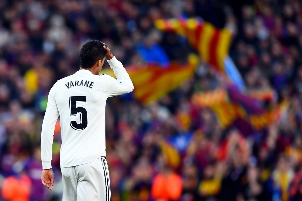 Varane durante el Clásico Español. Foto: AFP