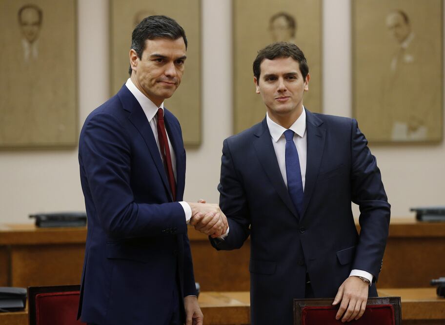 El secretario general del PSOE, Pedro Sánchez (i), y el presidente de Ciudadanos, Albert Rivera, durante la firma de un acuerdo de investidura y legislatura alcanzado entre los dos partidos, hoy en el Congreso de los Diputados (EFE)