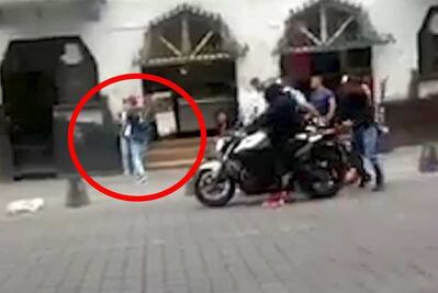 Captan en video robo a una joven en pleno Centro Histórico