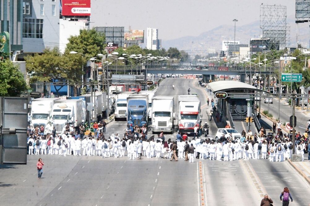 Trabajadores de la salud que cerraron calzada Vallejo, señalaron que son constantemente víctimas de la inseguridad en la zona del Centro Médico Nacional La Raza. (ARMANDO MONROY. CUARTOSCURO)