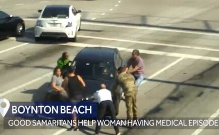 VIDEO. Evitan que mujer choque tras desplomarse manejando; policía busca a samaritanos