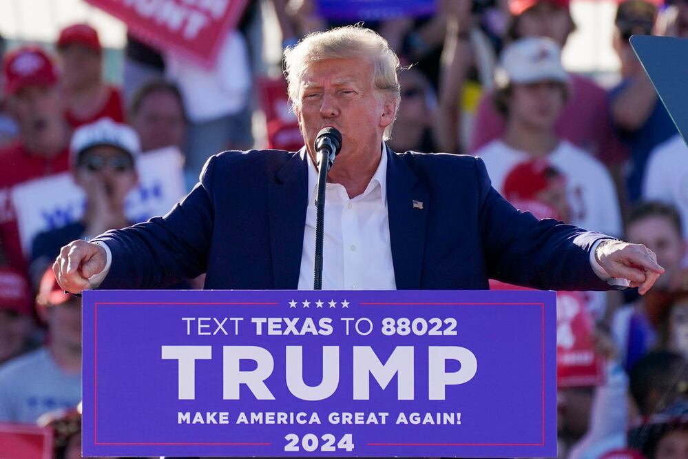 El expresidente Donald Trump habla en un mitin de campaña en el Aeropuerto Regional de Waco, Texas. Foto: AP
