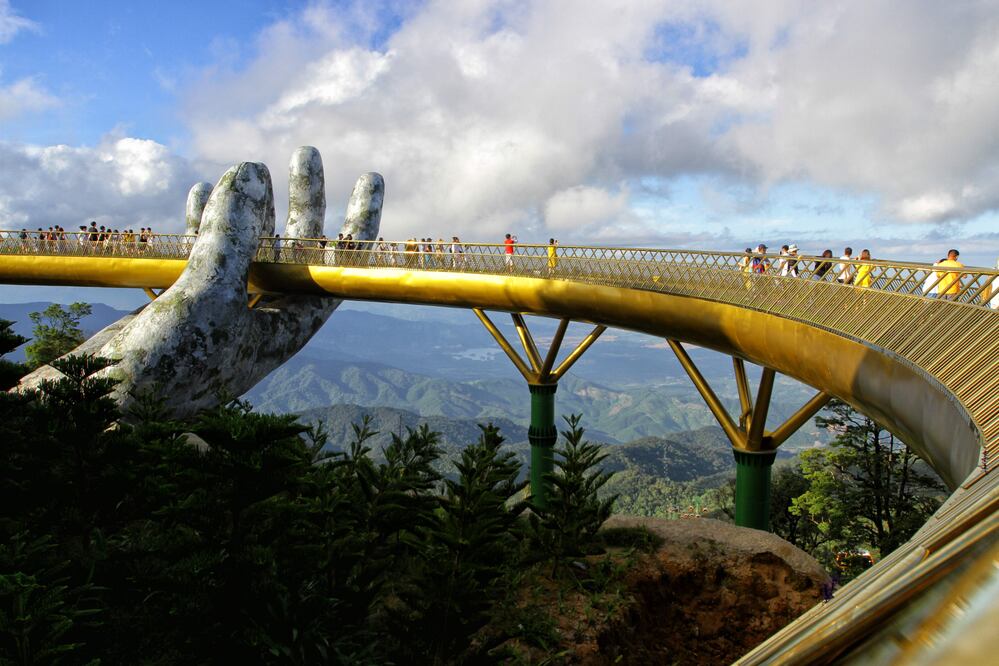 Un puente espectacular, de 150 metros de longitud, que se eleva a mil 400 metros de altitud y sostenido por dos manos gigantes se convirtió en una de las principales atracciones turísticas de Vietnam (Foto: AFP)
