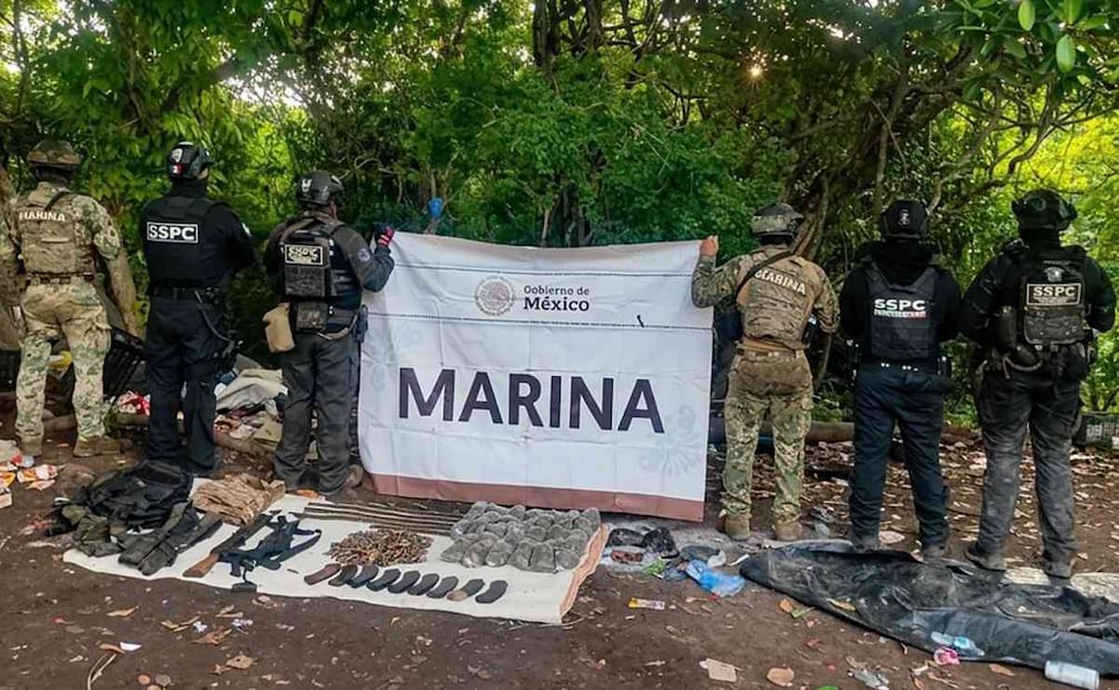 El Gabinete de Seguridad del Gobierno de México detuvo a 8 personas, localizó un campamento usado por el crimen organizado y aseguró armas de fuego y droga. Foto: X @GabSeguridadMX
