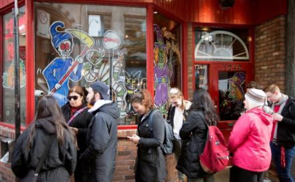 Canadienses hacen largas filas para comprar marihuana tras su legalización