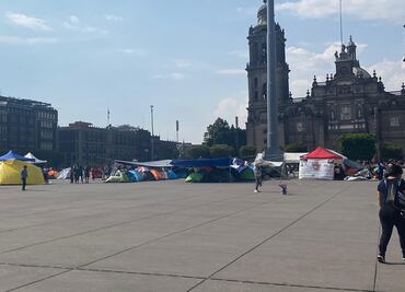 Pese a acuerdo sobre espacio por marcha de la "Marea Rosa", CNTE mantiene plantón en el Zócalo