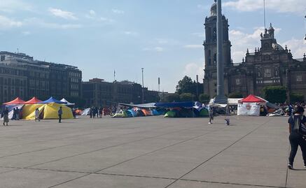 Pese a acuerdo sobre espacio por marcha de la "Marea Rosa", CNTE mantiene plantón en el Zócalo