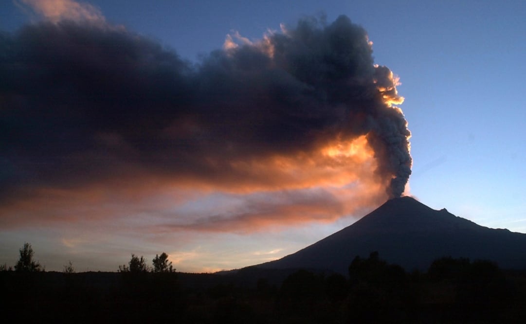 Popocatepetl Volcano spews smoke and ash – Photo:AP/Gregory Bull
