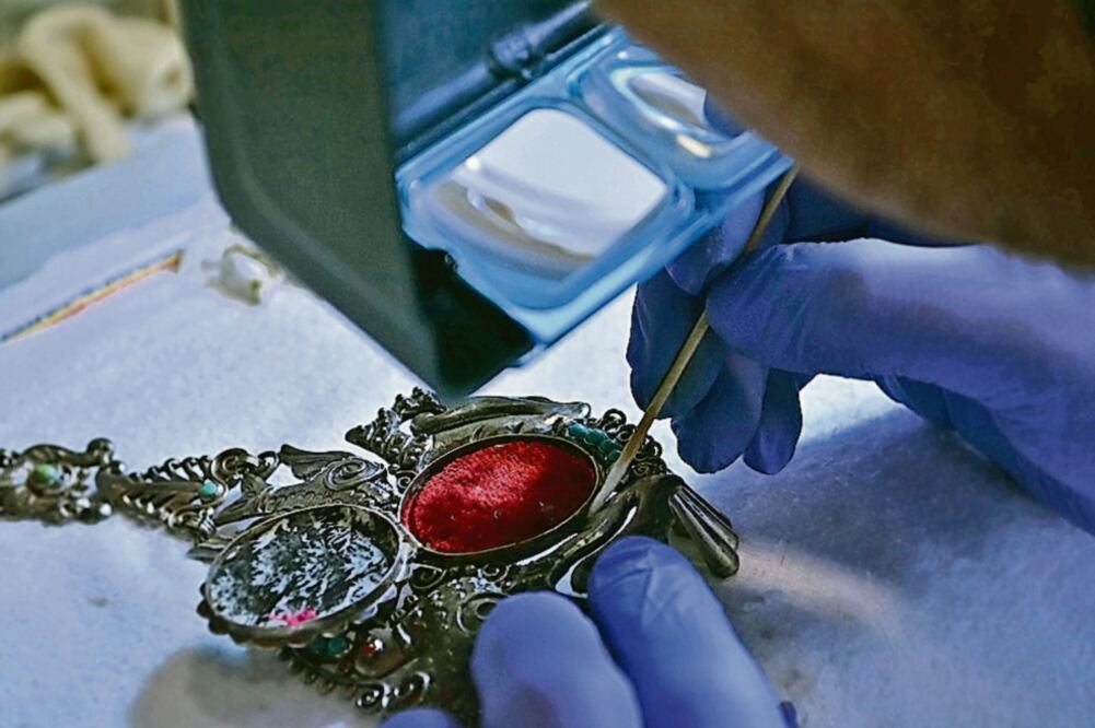 Frida Kahlo: Making Her Self Up mostrará objetos que le dieron identidad a la artista, como kits de maquillaje, el lápiz Ebony que usaba para marcar sus cejas, su lápiz labial favorito, Revlon’s Everything’s Rosy y un barniz de uñas rojo. Foto: CORTESÍA