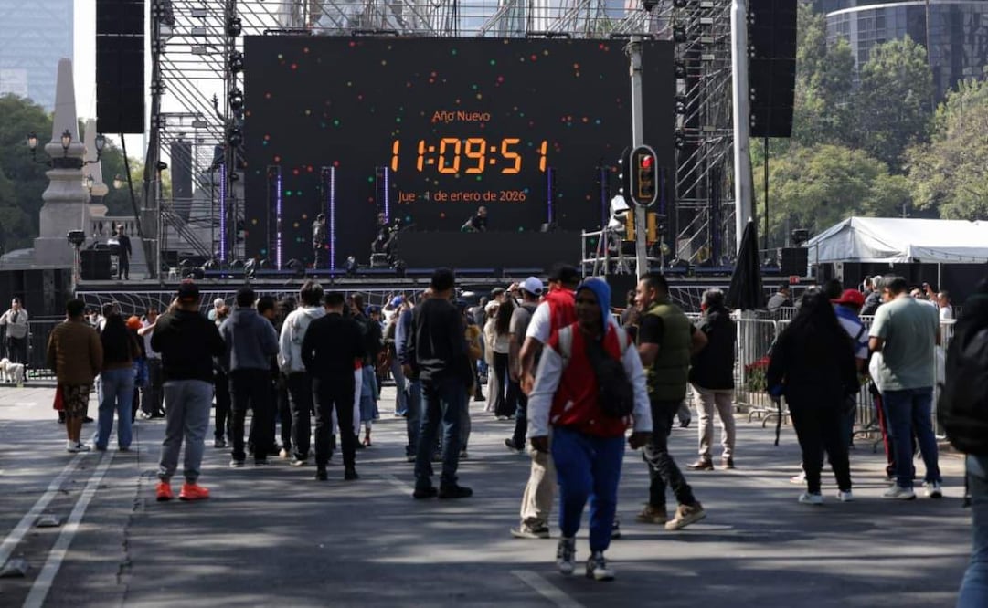 Decenas de personas ya esperan sobre Paseo de la Reforma para el concierto de música electrónica de Fin de Año (31/12/2025). Foto: Fernanda Rojas / EL UNIVERSAL