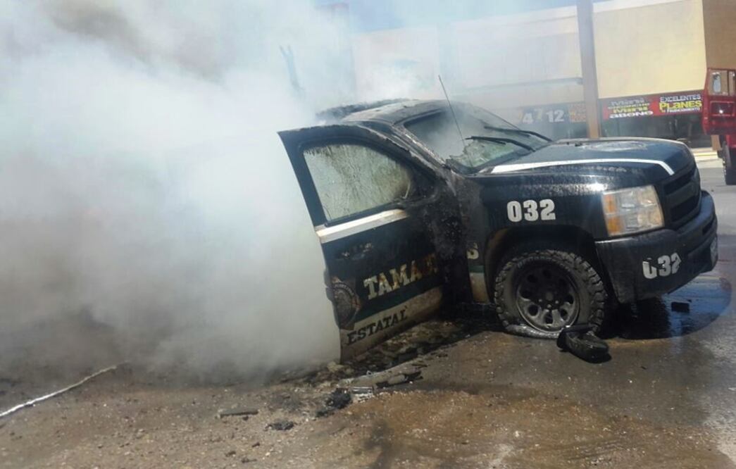 Los agresores impactaron el tanque de gasolina de una patrulla, provocando que se incendiara (Foto: Especial)
