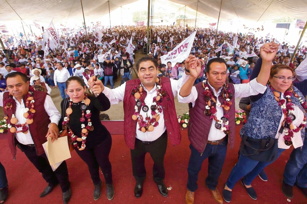 Luis Miguel Barbosa, candidato de la coalición Juntos Haremos Historia por la gubernatura de Puebla, durante un acto de campaña. Foto: ESPECIAL