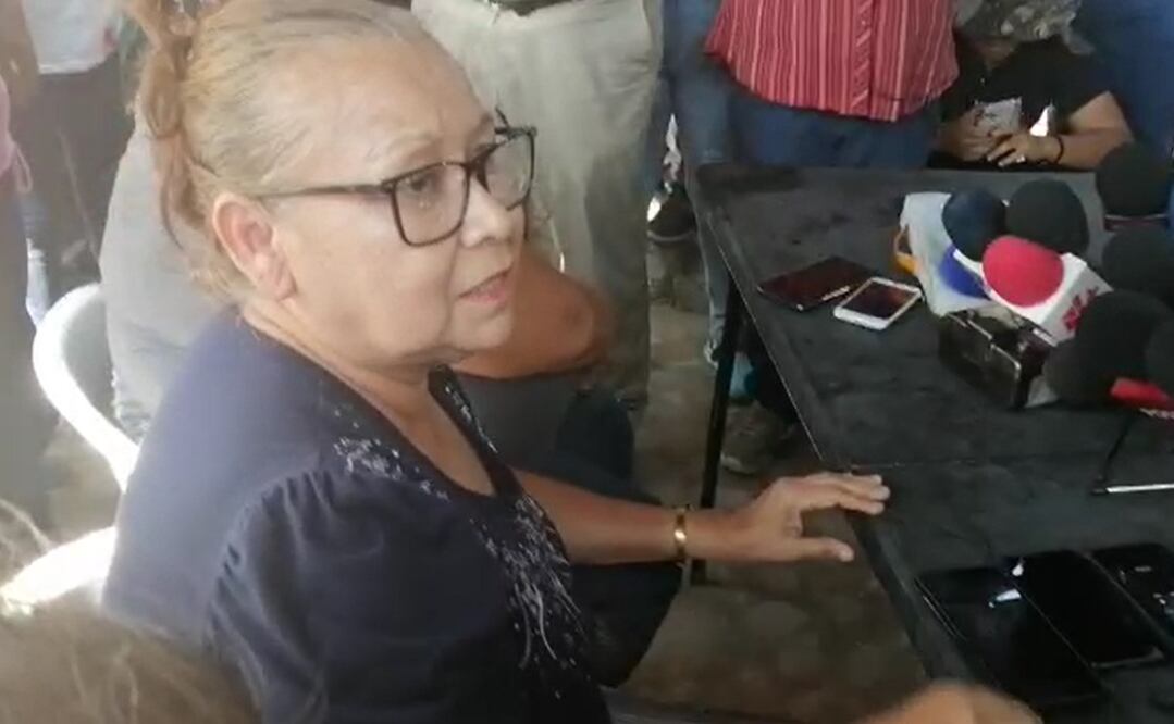 Magdalena Montelongo tiene a su hermano Jaime en el interior de los pozos. FOTO: tomada de video
