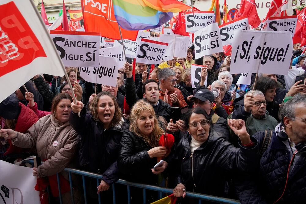 Simpatizantes del PSOE se concentran en los alrededores de la sede socialista de Ferraz para mostrar su apoyo al presidente del Gobierno, Pedro Sánchez. Foto: EFE