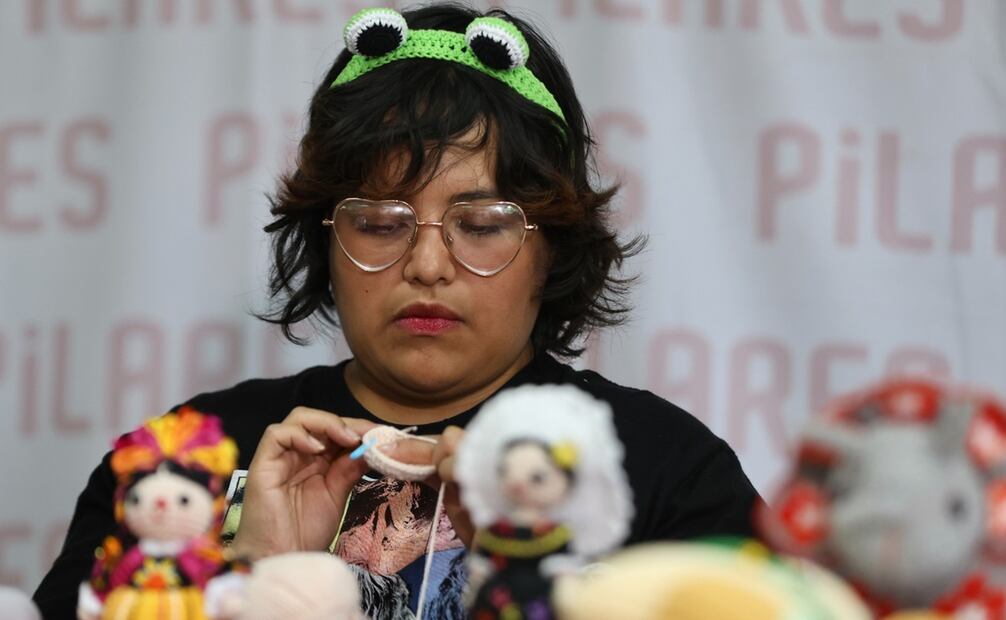 Como un homenaje a la virtual presidenta de la República, talleristas de los Pilares Velódromo y Viaducto, tejerán una figura de amigurumi. Foto: Berenice Fregoso / EL UNIVERSAL
